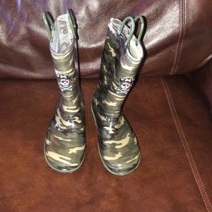 Boys size 2.5 rain boots.